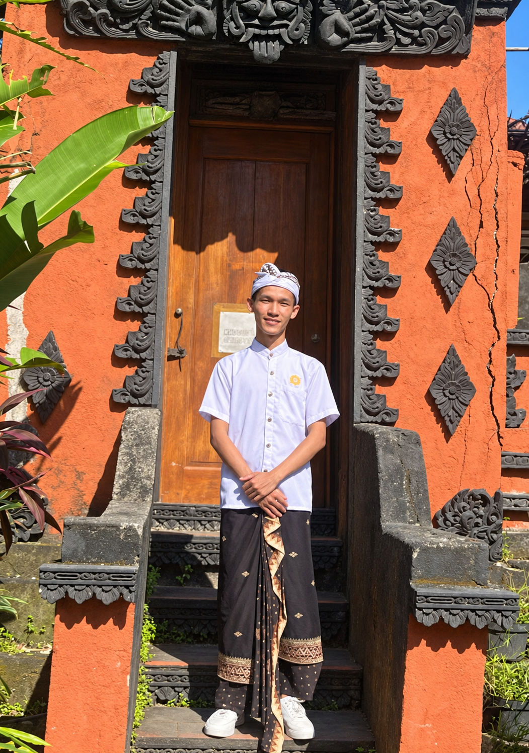 Friesko in Balinese traditional attire